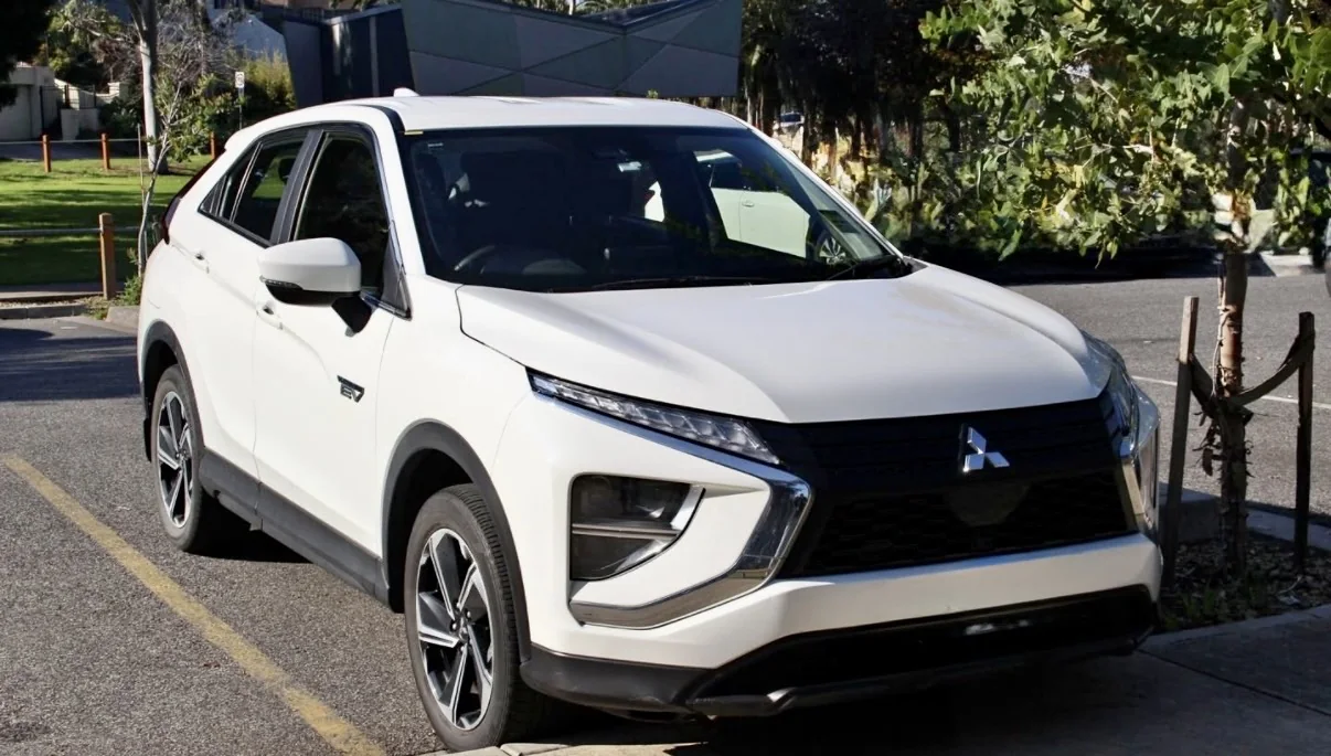 White SUV rental vehicle available through Domain Services CL